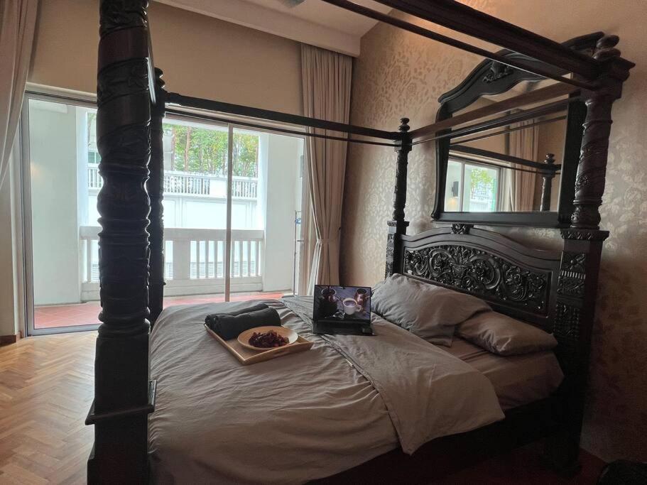 1 dormitorio con 1 cama con ordenador portátil en Perfect Marina Stay@ Strait Quay 5 pax w/ Free Carpark en Bagan Jermal