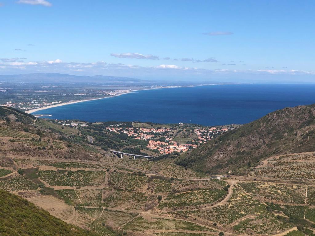 eine Luftansicht des Ozeans von einem Berg in der Unterkunft Location Vacances entre mer et montagnes in Argelès-sur-Mer