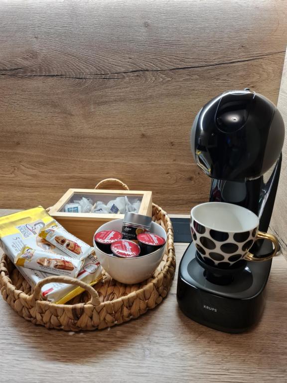 Příslušenství pro přípravu čaje a kávy v ubytování Mountain Peak Apartment