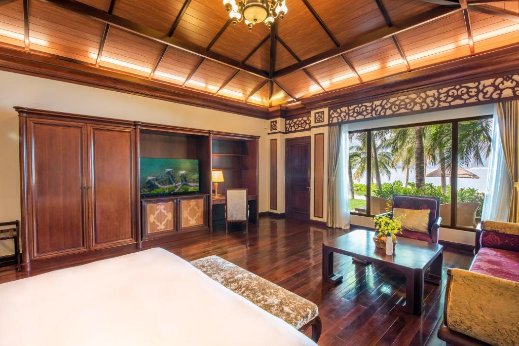 Biệt Thự Có Giường Cỡ King Nhìn Ra Biển - Hồ Bơi Riêng - Vé Vào Công Viên Giải Trí VinWonders