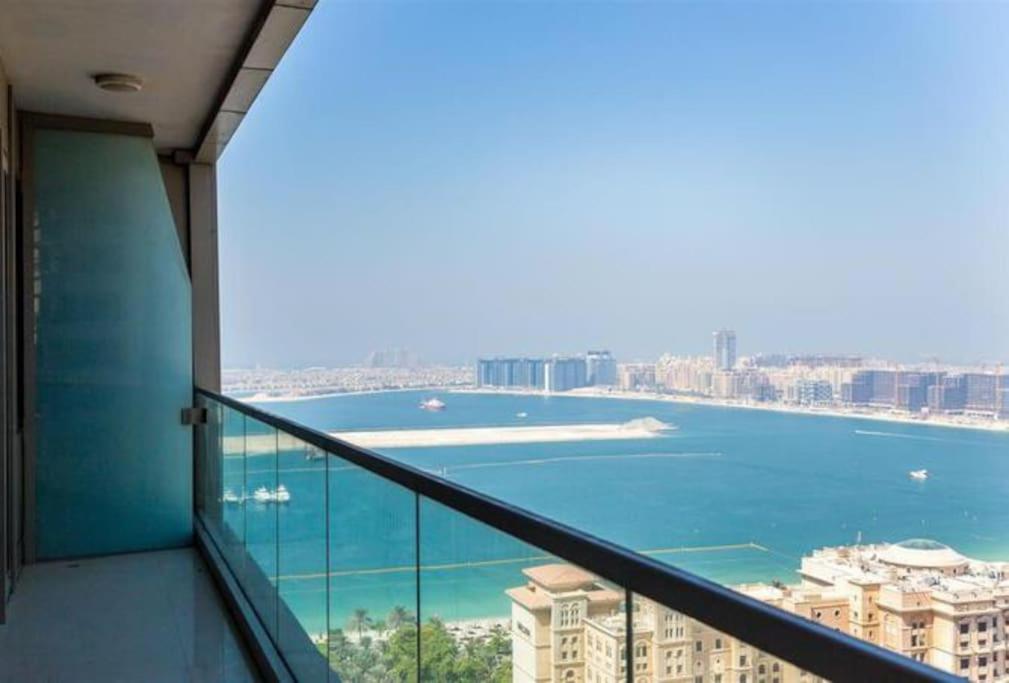 杜拜的住宿－1 Bed Apartment with Sea View, Pool, Gym & Free Parking in Dubai Marina，大楼的阳台享有海景。