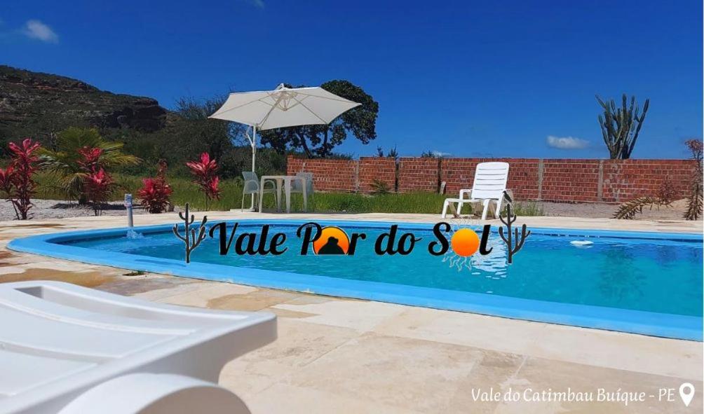 uma piscina com uma placa que diz "acorde os médicos" em Chácara Vale Por do Sol em Catimbau