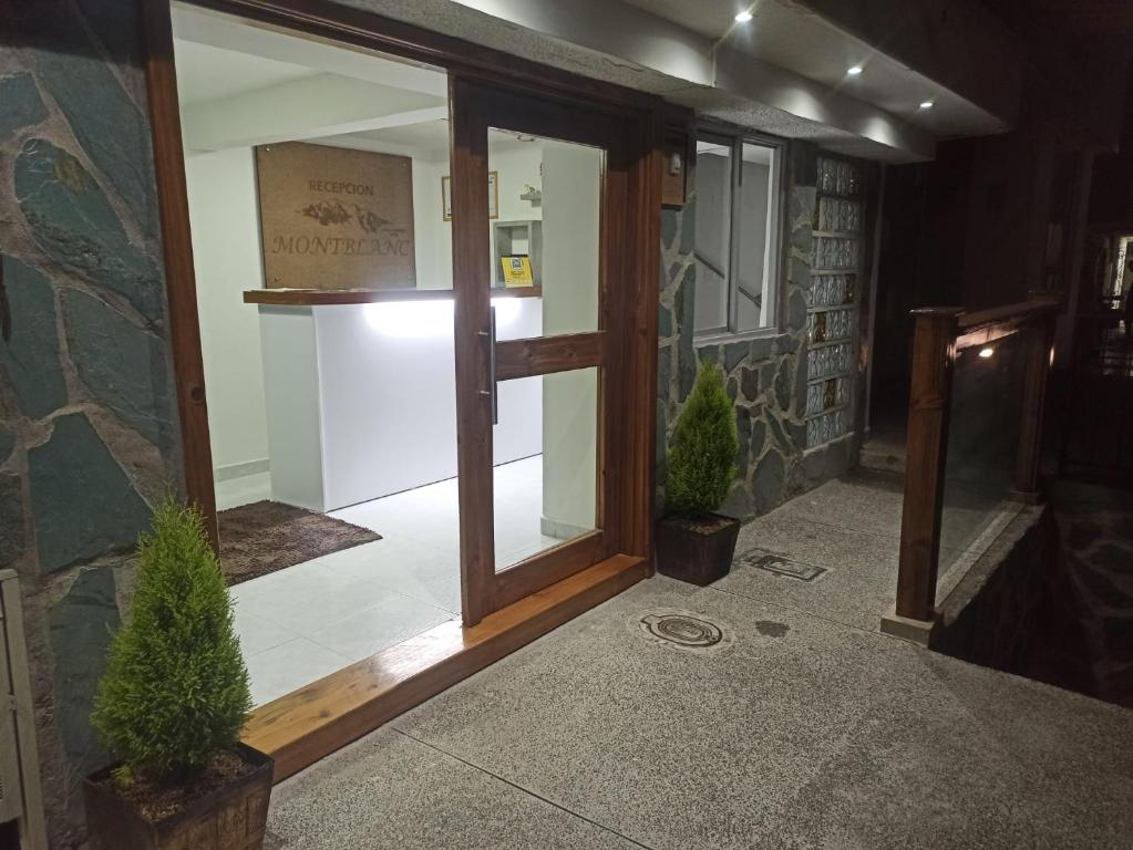 Zimmer mit Tür und zwei Topfpflanzen in der Unterkunft Hotel Mont Blanc in Circasia