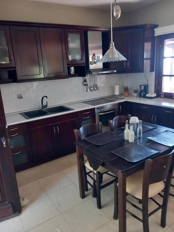 Kuchyňa alebo kuchynka v ubytovaní Elis superb villa