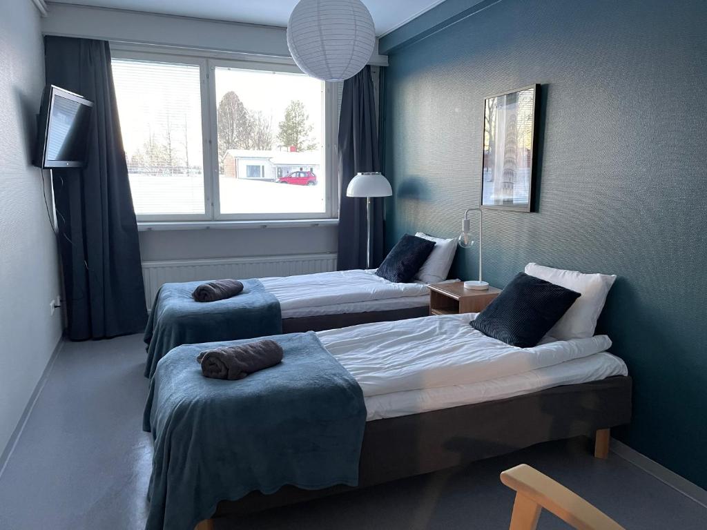 ユリビエスカにあるIso huoneisto 4のベッド2台と窓が備わるホテルルームです。