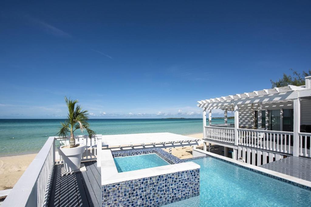 una casa con piscina vicino alla spiaggia di Caribbean SandCastle home a James Cistern