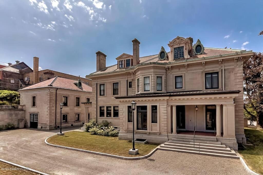 Vacation Home Woolworth Mansion Scranton 8 Bedrooms 20 beds, PA