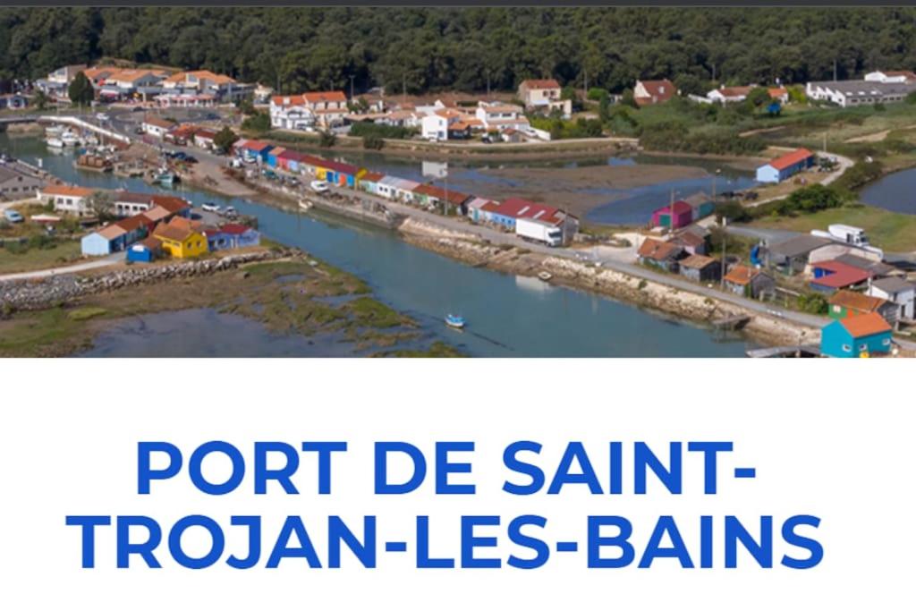 une photo d'une ville avec les mots port de saint tronian les gains dans l'établissement chez frédérique, à Saint-Trojan-les-Bains