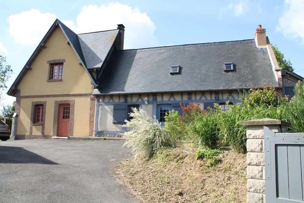 uma casa com uma entrada em frente em Le Haut Mesnil-5 em Mesnil-Follemprise
