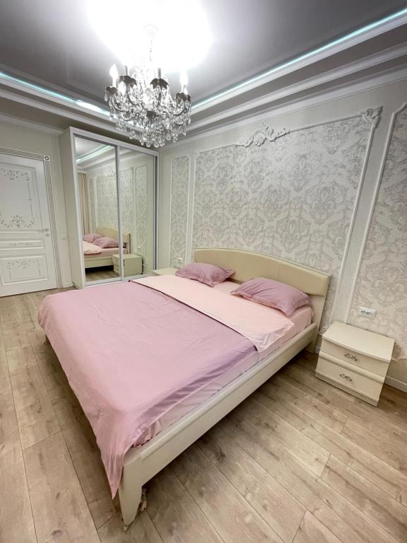 Krasivye dvukhkomnatnye apartamenty v raione ekspo