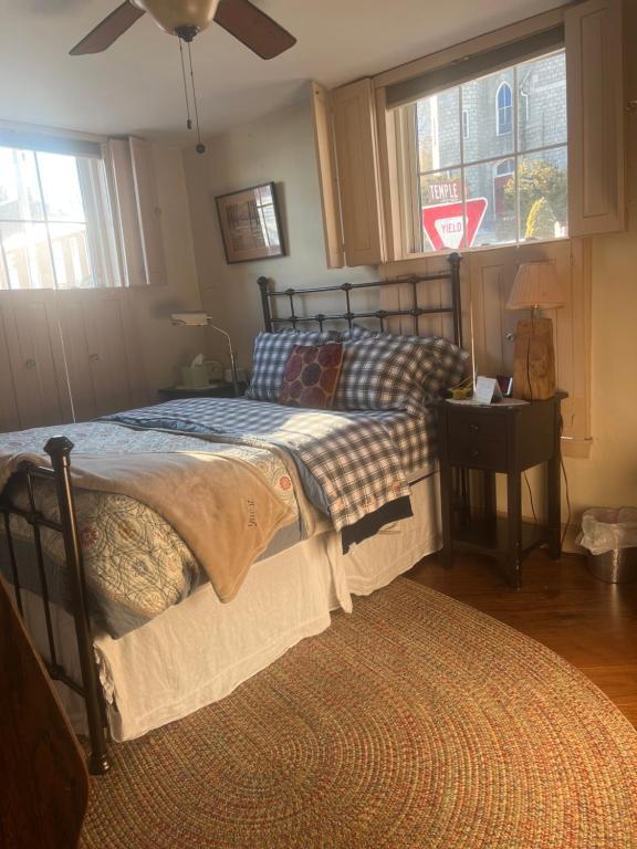 1 dormitorio con 1 cama con ventilador y ventana en First Floor Apt with River View en Hallowell