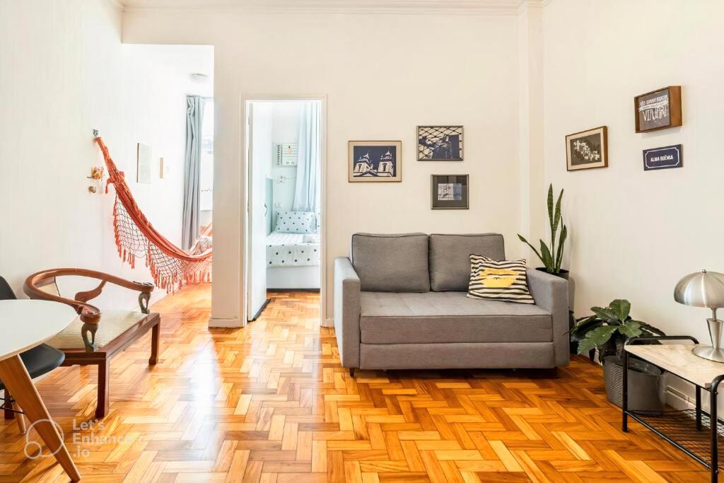 a living room with a couch and a wooden floor at Hotel Mama! Copacabana (Posto1 -Leme) in Rio de Janeiro