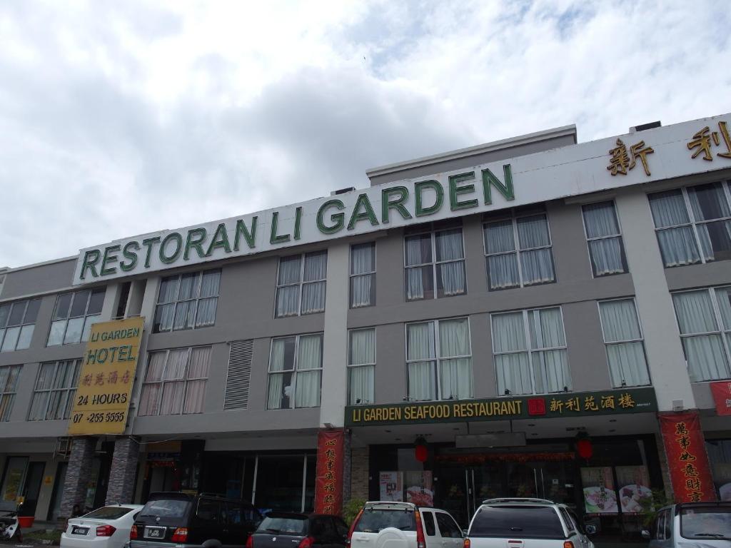 um edifício com um cartaz que lê a restauração do jardim lilian em Li Garden Hotel em Pasir Gudang