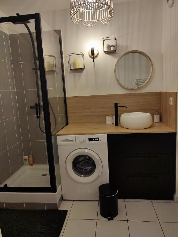 Kúpeľňa v ubytovaní T2 en centre ville avec place de parking privative