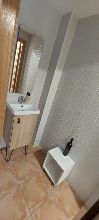 A bathroom at El HOGAR DE LAS MARIPOSAS - VUTE-22-057