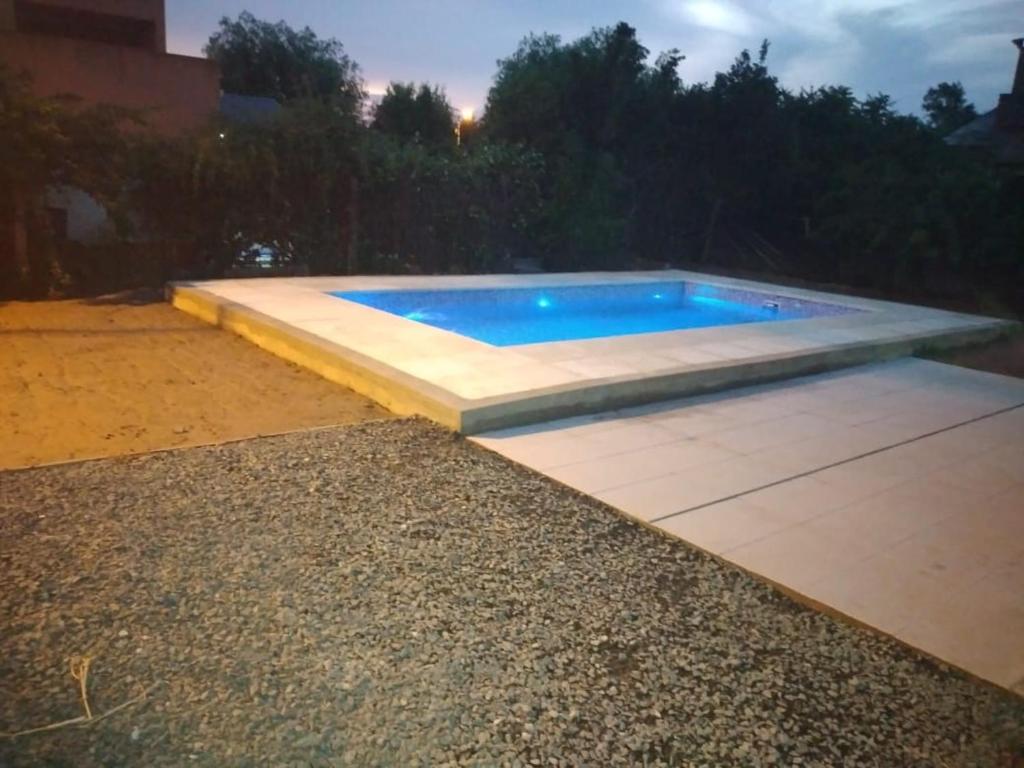 uma piscina num quintal à noite em Casa Quinta Barrio Real em Junín