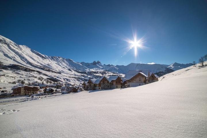 a snow covered mountain with a sun in the sky w obiekcie Appartement à la Montagne The view w mieście Albiez-Montrond