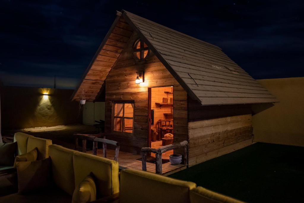 a model of a log cabin at night at منتجع وإسطبل الهدوء in Riyadh