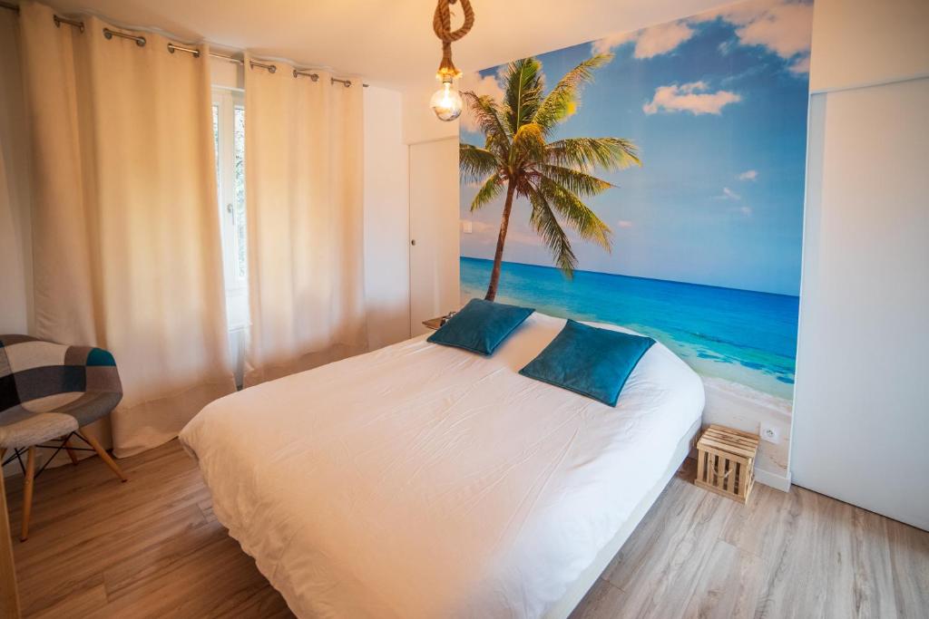 Giường trong phòng chung tại Ma villa au bord de l'eau