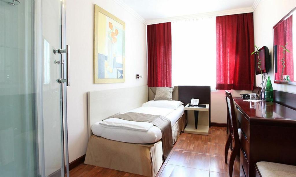 Łóżko lub łóżka w pokoju w obiekcie Hotel Attaché l contactless check-in