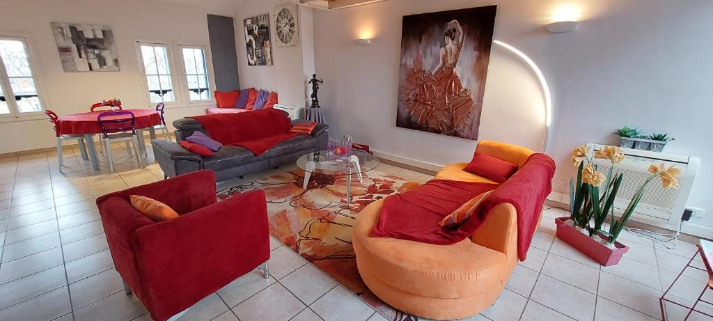 Sala de estar con 2 sofás y mesa en Le Loft De La Robine 110m2, en Narbona