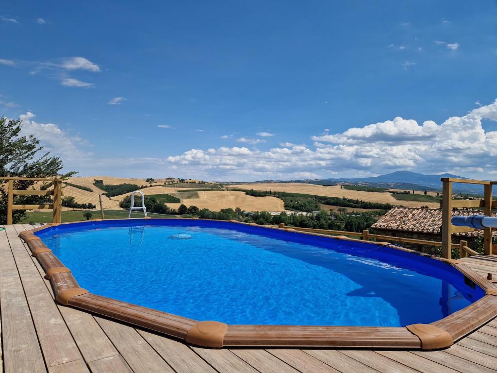 einen Pool auf einer Terrasse mit Blick auf die Landschaft in der Unterkunft Agriturismo Montepinci in Montalcino