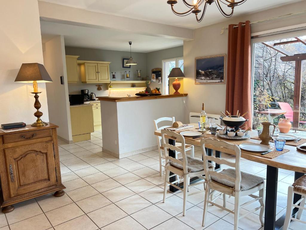 Kuchyň nebo kuchyňský kout v ubytování MAISON DES VIGNES