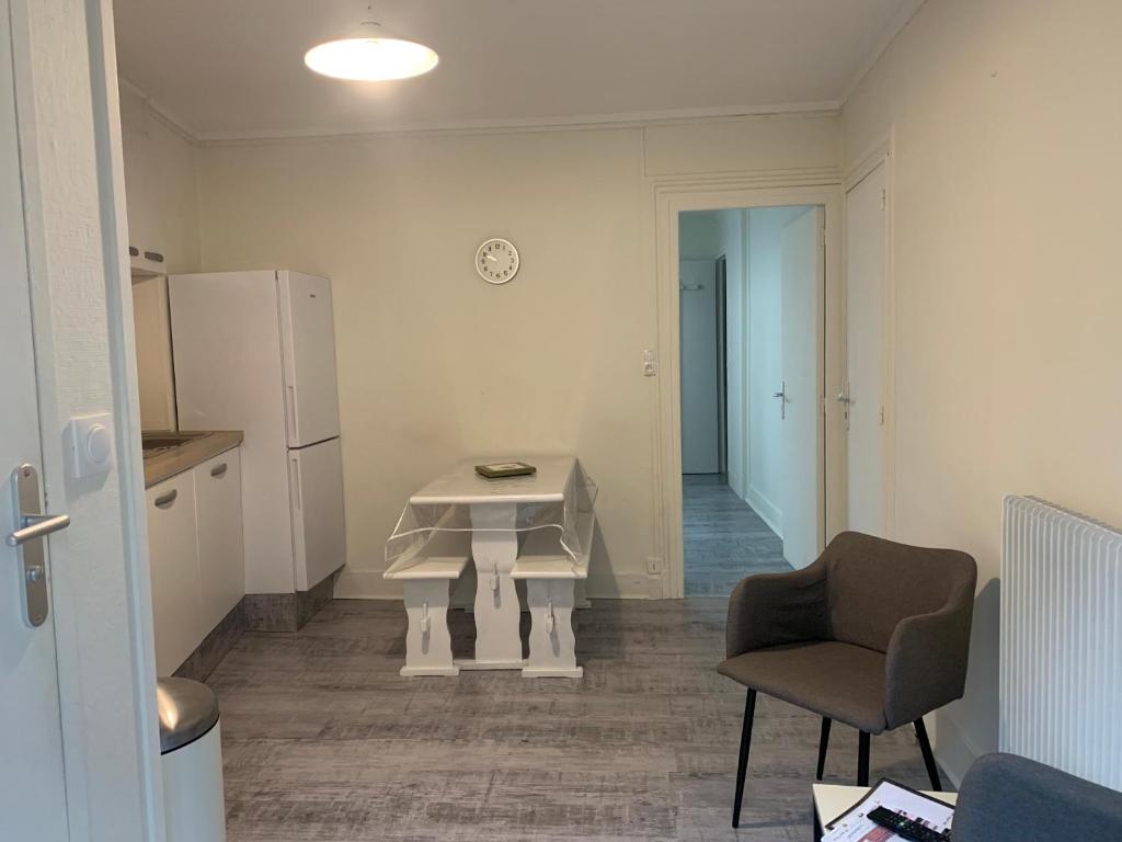 Kuchyňa alebo kuchynka v ubytovaní Appartement 4 personnes, 1 chambre, terrasse, Wifi, proche du centre