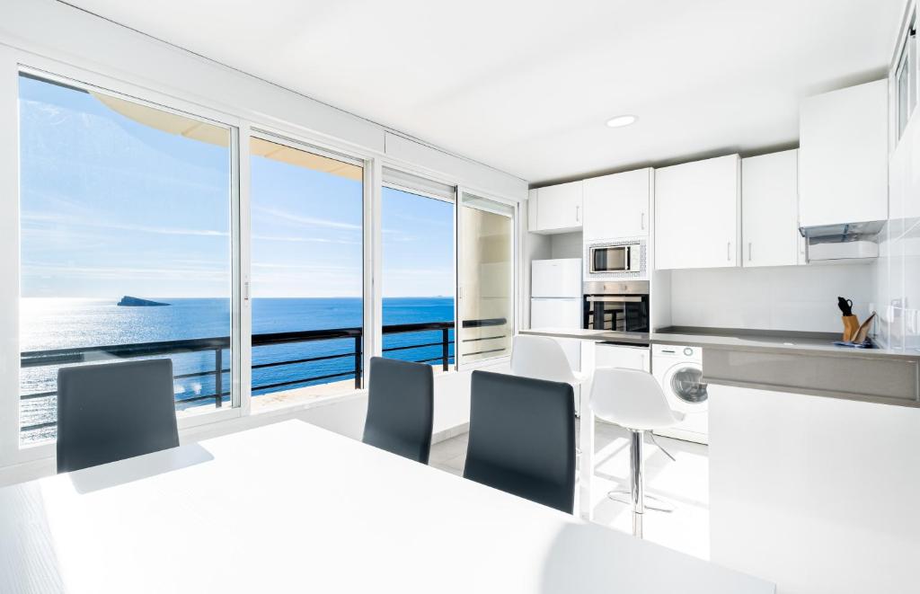 ベニドルムにあるTorre Levante 24-B Levante Beachの白いキッチン(海の景色を望む)
