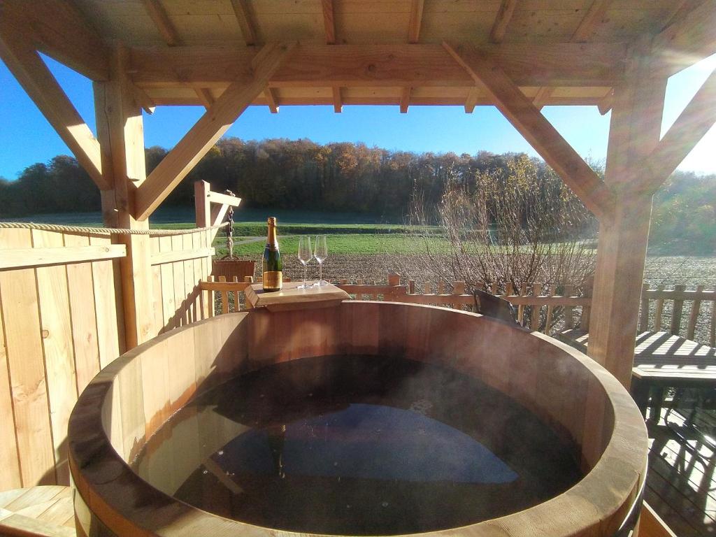 Fotografia z galérie ubytovania La cabane au bain perché v destinácii Aspach