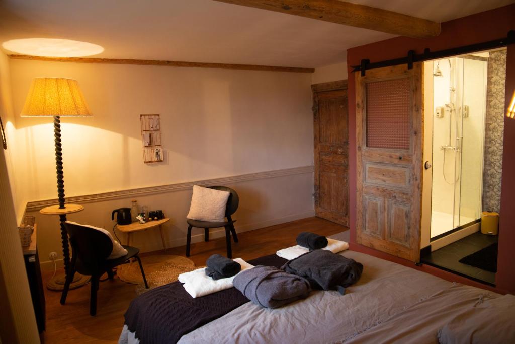 Saint-Georges-en-CouzanにあるUn petit bout du mondeのベッドルーム1室(タオル付)