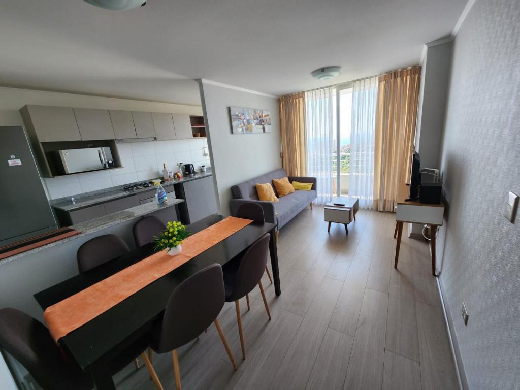 una cucina e un soggiorno con tavolo e sedie di DEPARTAMENTO a Valparaíso