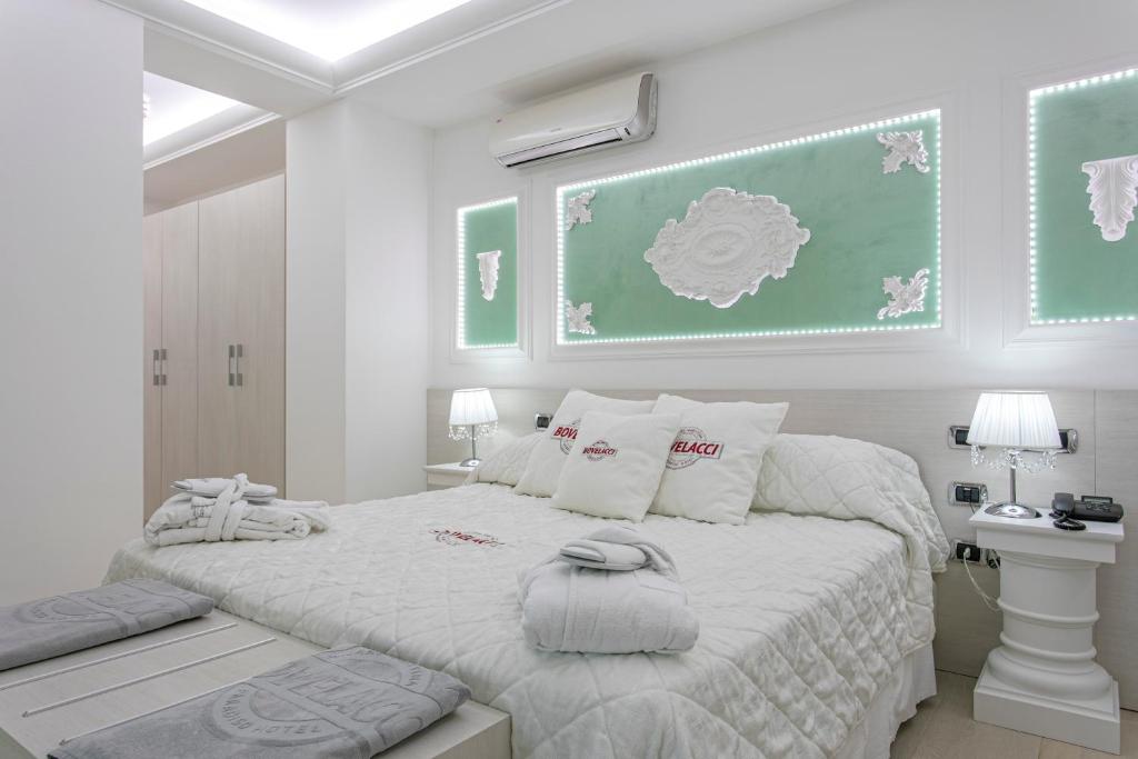 Postel nebo postele na pokoji v ubytování Boutique Hotel Paradiso Bovelacci