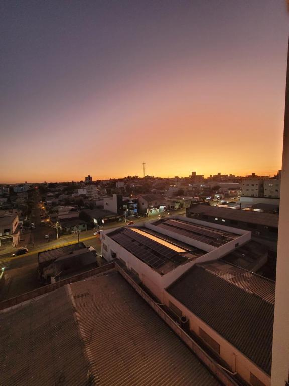 um comboio está estacionado numa estação de comboios ao pôr-do-sol em Apartamento centro Efapi ideal para trabalho ou estudo em Chapecó