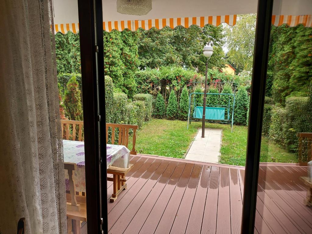 Ogród w obiekcie Titi Boutique Apartmanok