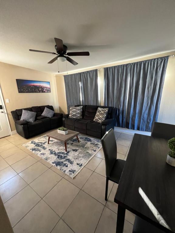 Apartment Central 3 Bedroom Flat W/ Private Yard, Las Vegas, USA