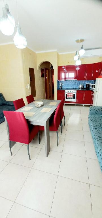 Kuchyň nebo kuchyňský kout v ubytování Apartment With Pool Gozo