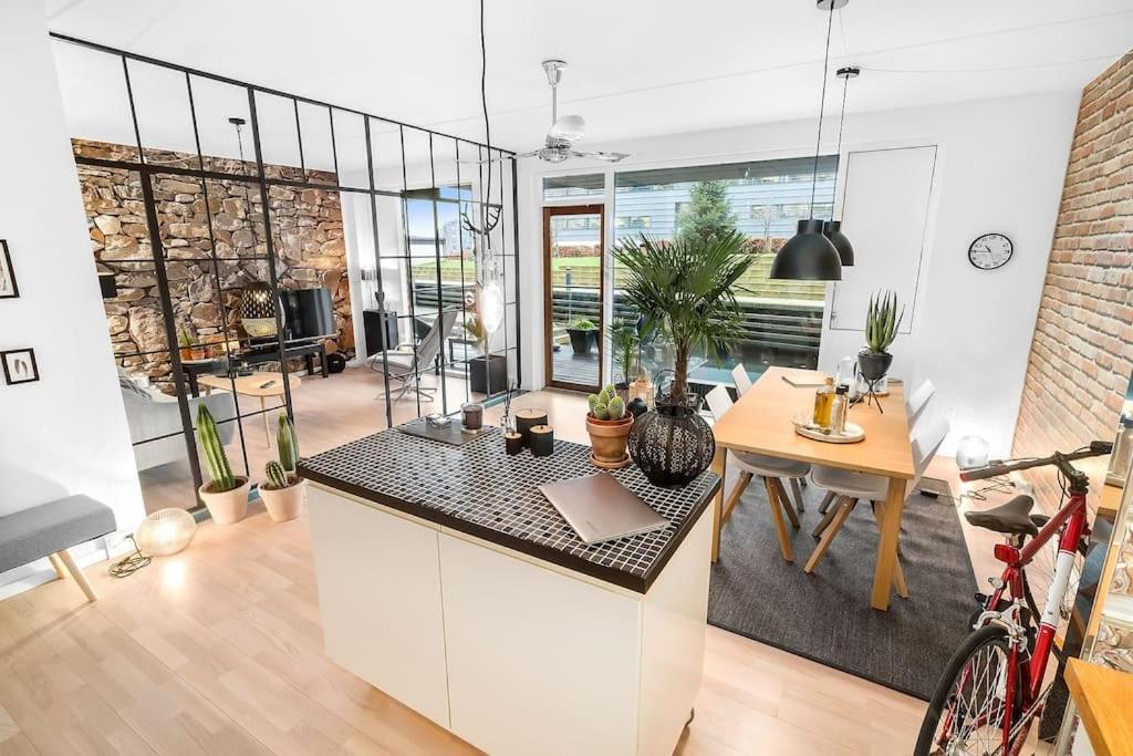 Luxury apartment in city center with canal view!, Copenhagen (updated