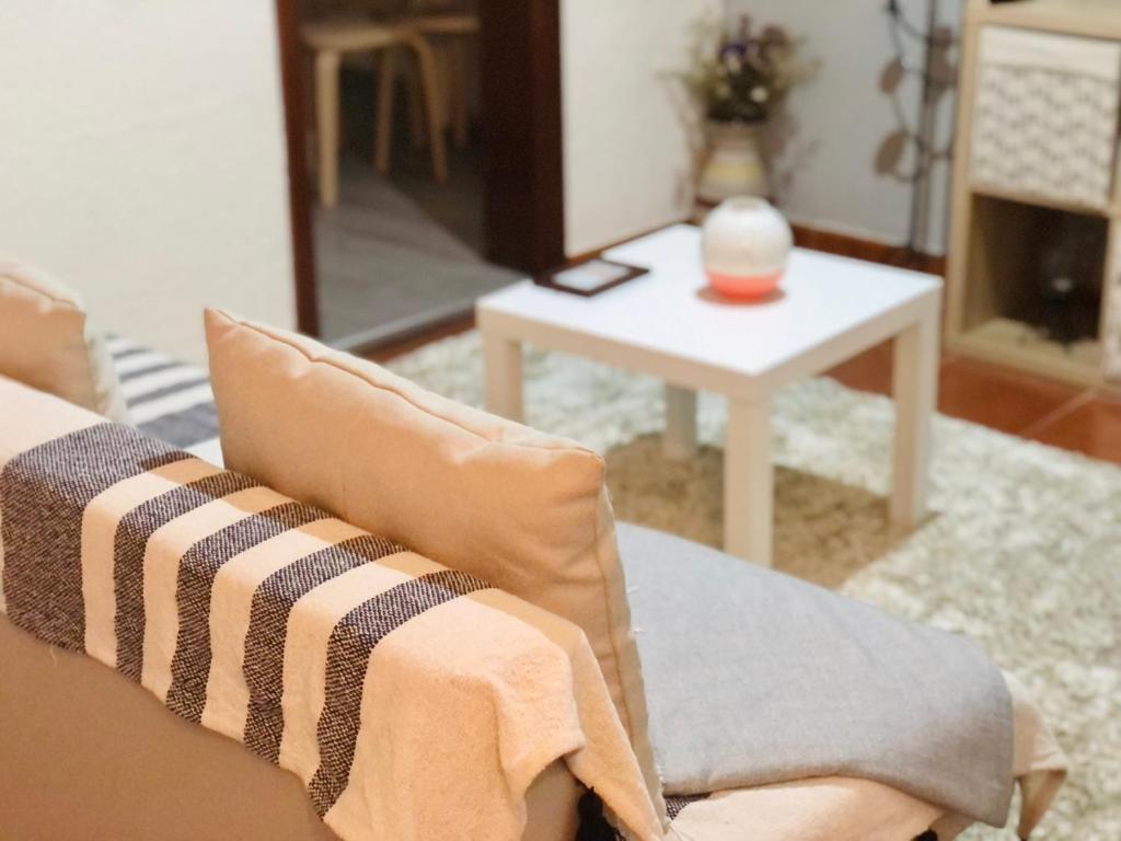 uma sala de estar com um sofá e uma mesa em Casa Nunes 2 em Pinhão