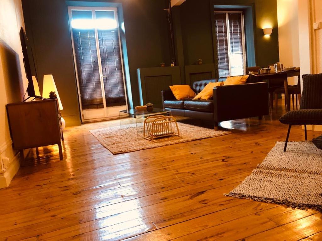 羅亞的住宿－Chaîne des puys chez William，带沙发和木地板的客厅
