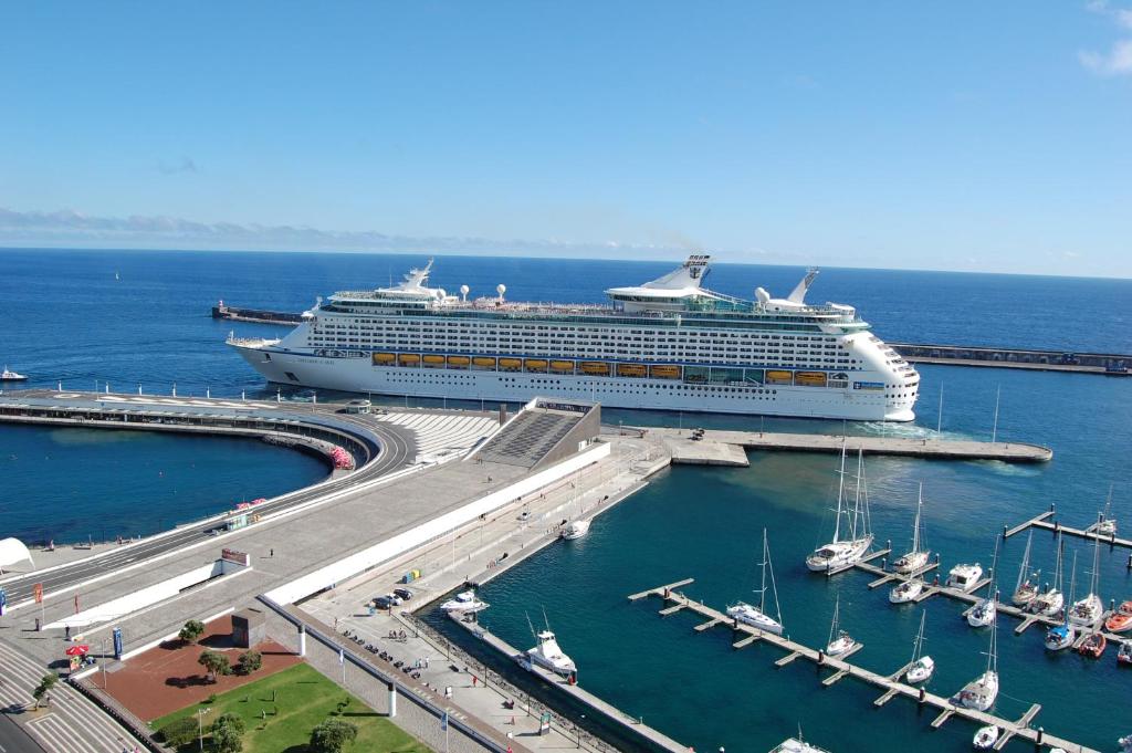 een cruiseschip is aangemeerd in een haven bij Atlantic Home Azores in Ponta Delgada