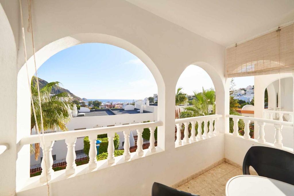 a balcony with arches and a view of the ocean at Apartamento Balcón de San José, piscina, parking in San José