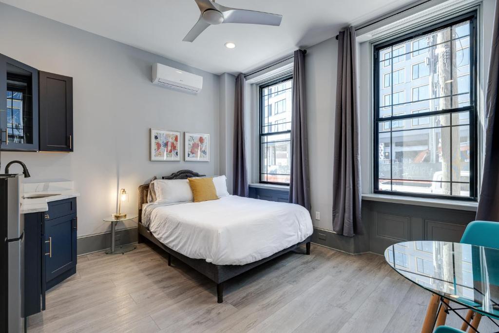 1 dormitorio con 1 cama y 2 ventanas en Alina & Fanny - Philadelphia Northern Liberties, en Filadelfia