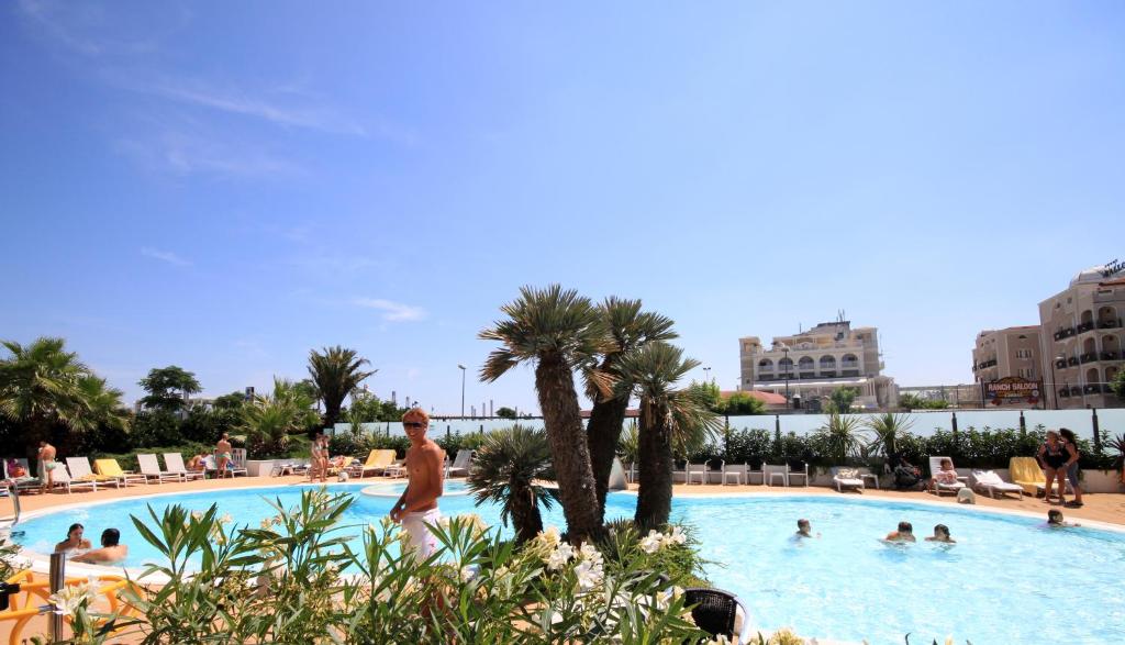 Bazén v ubytování Hotel Ambasciatori nebo v jeho okolí