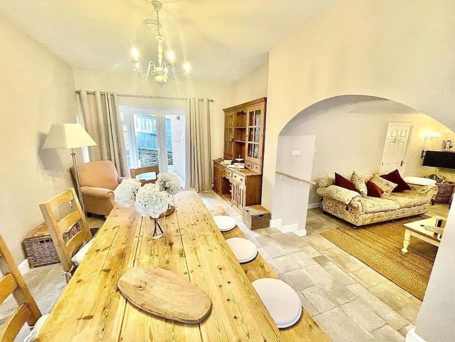 un soggiorno con un grande tavolo in legno in una stanza di *Brecon Beacons,Log Burner, hot tub Dogs Welcome* a Crickhowell