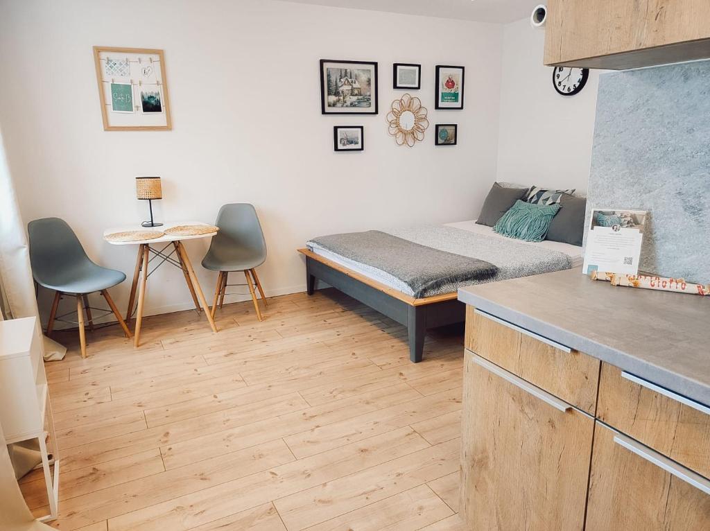 Habitación pequeña con cama, mesa y sillas en Suite 13 Apartment mit Netflix en Teublitz