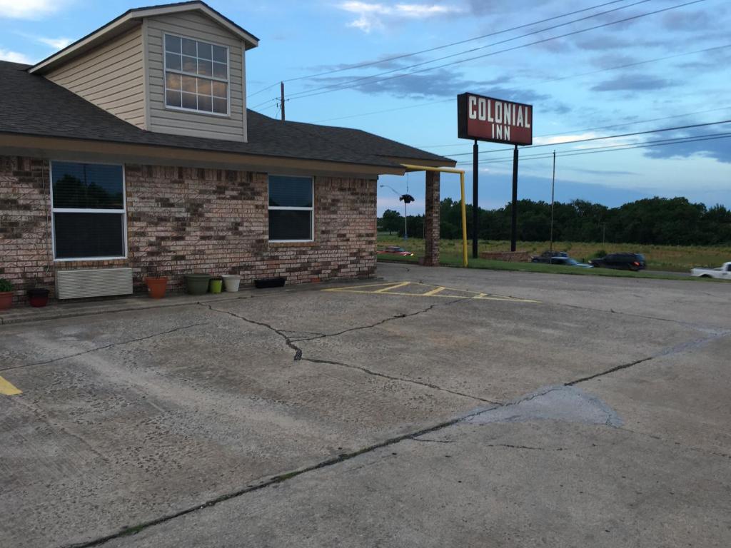 a building with a street sign in front of it at Colonial Inn in Shawnee