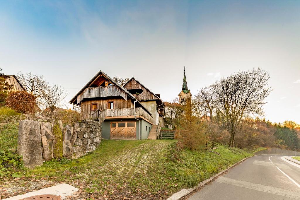 una casa vieja al lado de una carretera en Svisla en Kranj