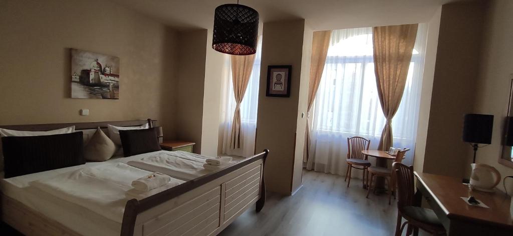 Postel nebo postele na pokoji v ubytování Hotel Augustus et Otto