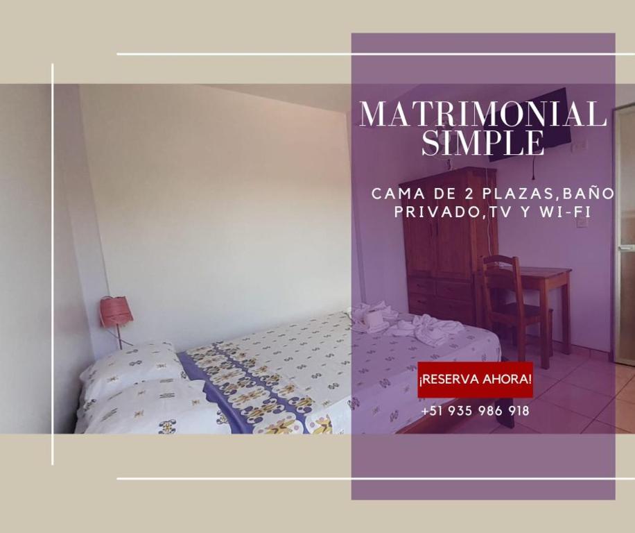 Hospedaje Franco-Peruano El Tambito في Sauce: ملصق غرفة بسرير وطاولة